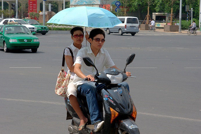 Cầm ô khi đi xe máy Thuê xe máy Tuy Hoà Phú Yên bị xử phạt thế nào (1)