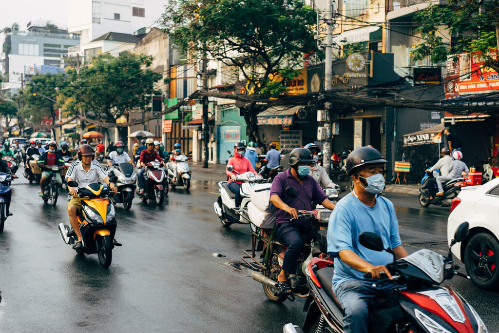 Người đi xe máy Thuê xe máy Tuy Hoà Phú Yên dễ ốm do sai lầm này (1)