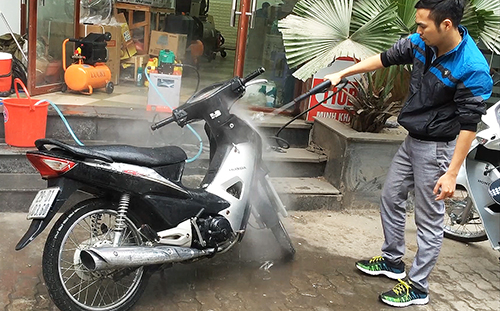 Tác hại tưới nước lên xe máy Thuê xe máy Tuy Hoà Phú Yên khi nắng (1)