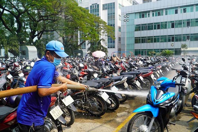 Tác hại tưới nước lên xe máy Thuê xe máy Tuy Hoà Phú Yên khi nắng (2)